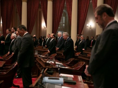 Los miembros del Senado estatal se inclinan en oración el primer día de la sesión de 2020. Cuando se convoque la sesión de 2021, la Legislatura de California aún carecerá de la diversidad del estado. Foto de Anne Wernikoff para CalMatters