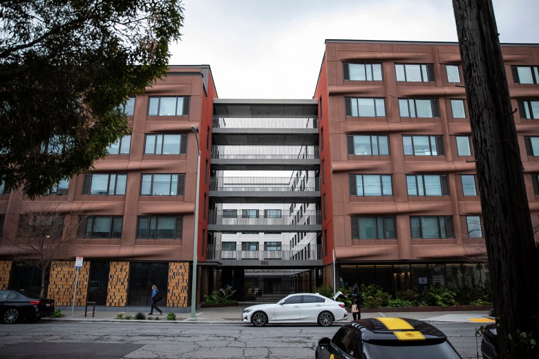 A food delivery driver drops off an order at 600 Minnesota Street in San Francisco on Jan. 6, 2023. Photo by Martin do Nascimento, CalMatters