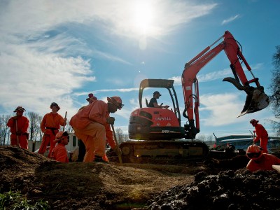 California prison laborers and an excavator operator help construct an emergency pipeline to increase supplies of potable water in Willits in 2014. REUTERS/Noah Berger