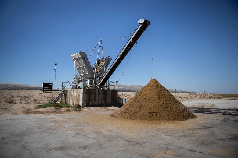 A machine separating manure from waste water being fed into the digester at the Legacy Ranches near Pixley on Sept. 29, 2023. Several farms house digestors systems that feeds methane gas to the CalGren facility to produce renewable natural gas. Photo by Larry Valenzuela, CalMatters/CatchLight Local